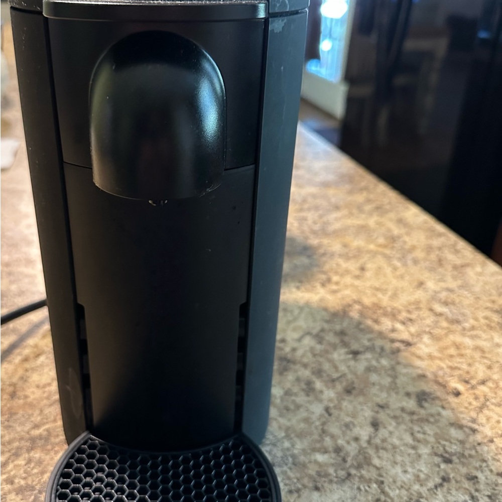 Compact Black Single-Serve Coffee Machine